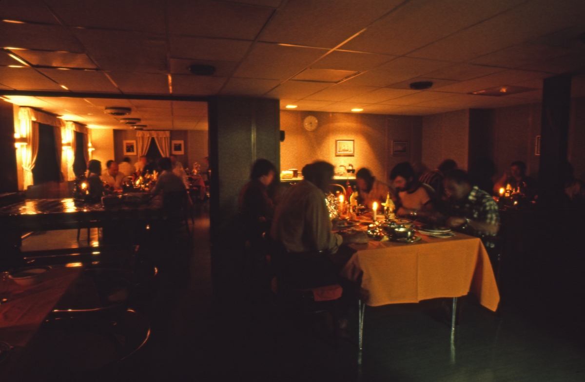 Mannskapet spiser i messa på T/T ‘Wind Eagle’ (b. 1977, Kockums Varv, Malmø, Sverige).