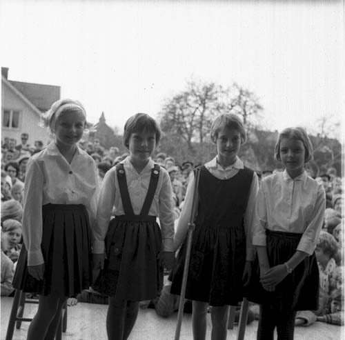 Lions vårmarknad år 1963. Från vänster: Margareta Pettersson, Anita Fast, Liselotte Bäck, okänd