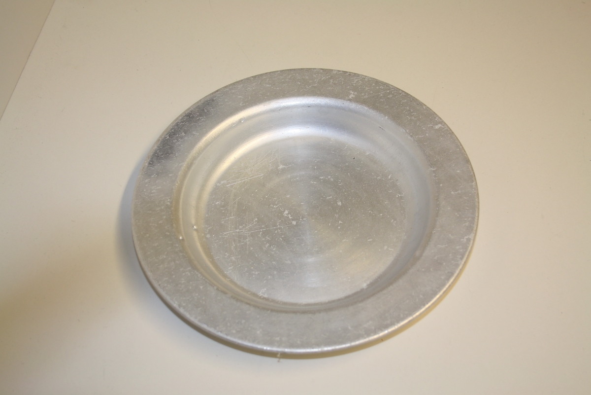 Form: 3 stk runde lave tallerker.