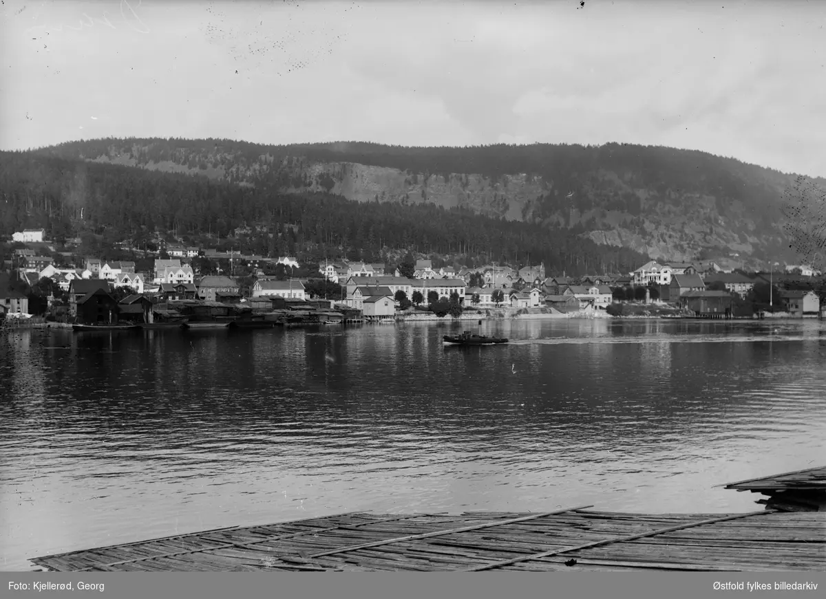 Gropa i Drammen. Det lyse bygget, på skrå, opp til høyre for båten, er Drammen brannvesens gamle bistasjon fra 1865, Øvre Storgate 67.