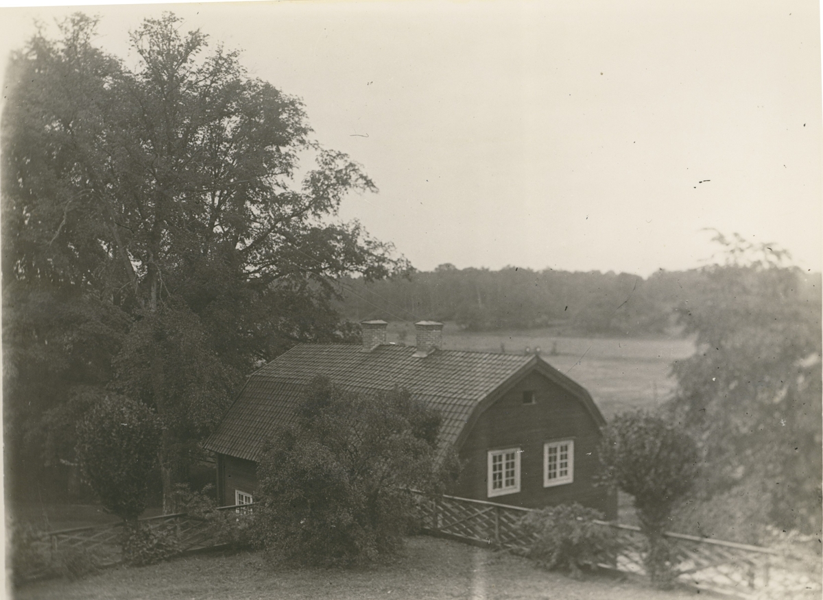 Fredriksbergs herrgård, växthus i trädgården.
Ena flygeln sedd från terrassen.