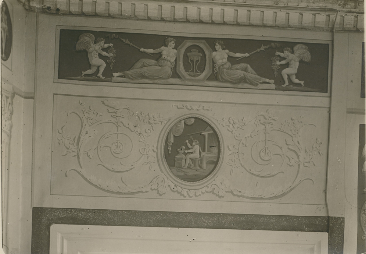 Ett dekorerat dörröverstycke i övervåningen på Fredriksbergs herrgård.