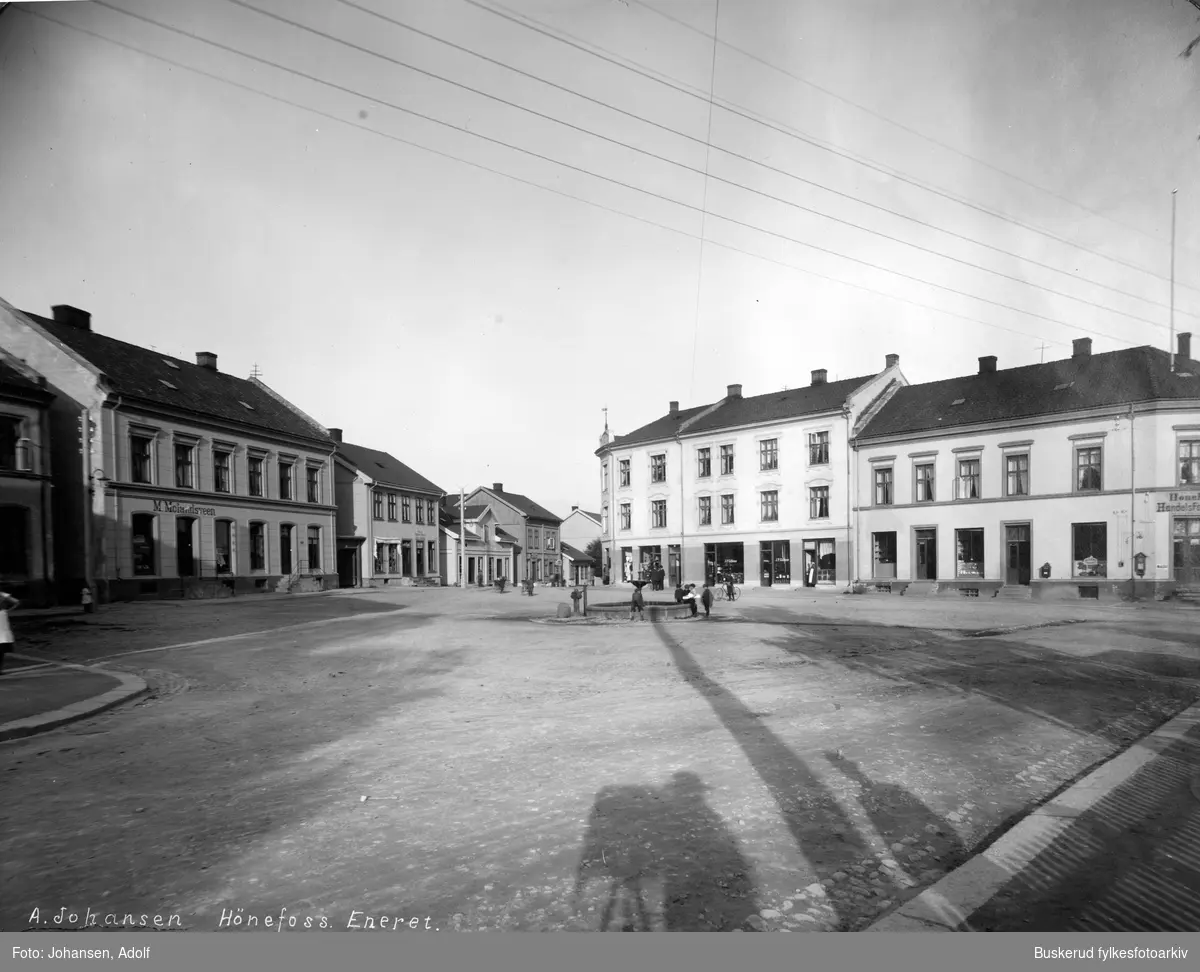 Nordre Torv, Hønefoss.
Til venstre i bildet sees Forretningen til M. Molandsveen, som ble grunnlagt i 1909.