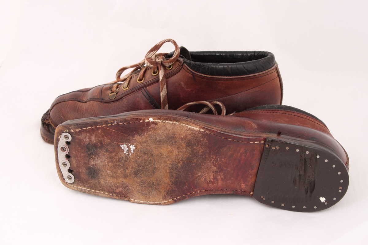 Et par beksømstøvler i lær med lærsåle og viking-hæl i et plast/ gummistoff. Støvlene er polstret med mykere skinn rundt ankelen. Støvlene har metallbeslag festet under skotuppen med skruer. Inne i støvlene ligger et par utagbare såler i ull.
Skoene har også et par trelester i størrelse 43.
