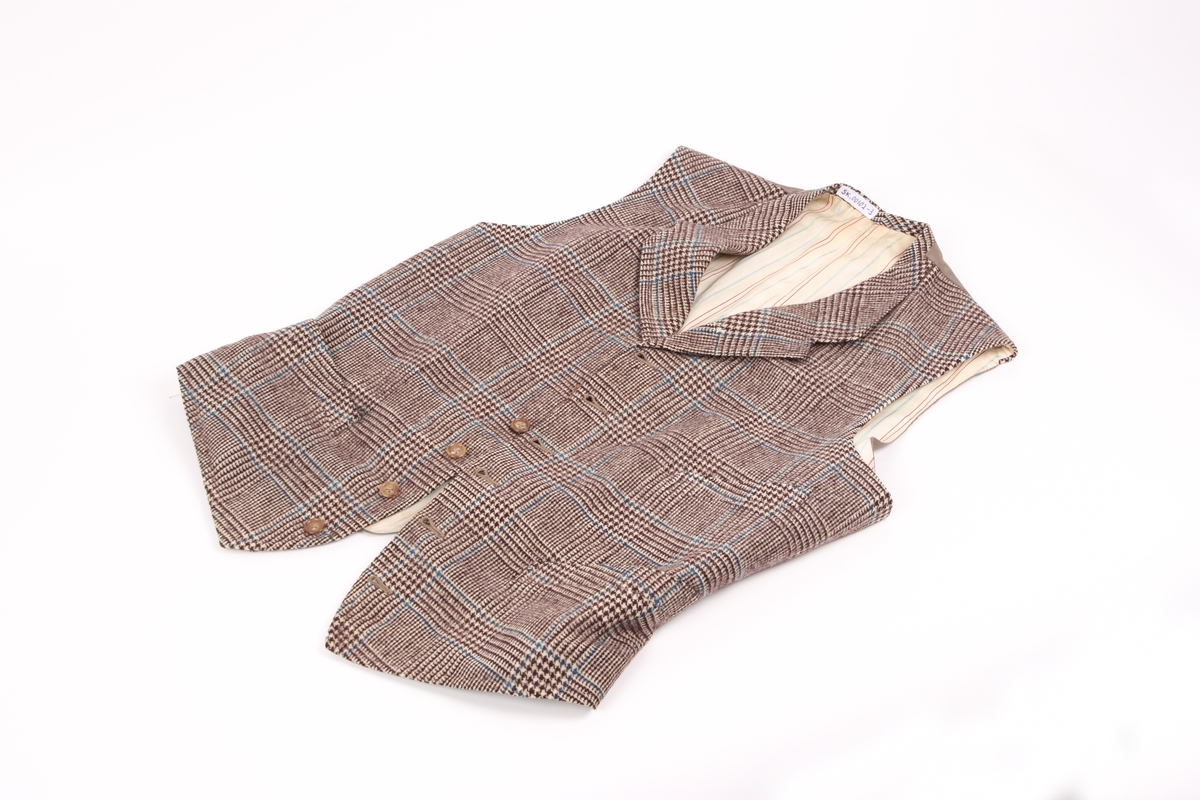 Sportsdress i tweed bestående av fem deler; jakke, vest, knebukser, langbukse og sixpence-lue.