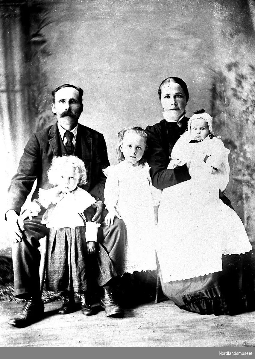 Familien Kornelia og Anders. Emigranter USA.

Kornelia fra Evjen, Anders fra Beiarn. De reiste til Amerika i ca. 1890. Tora Willumsen bor på g.nr.48 br.nr.3, Kjelling.