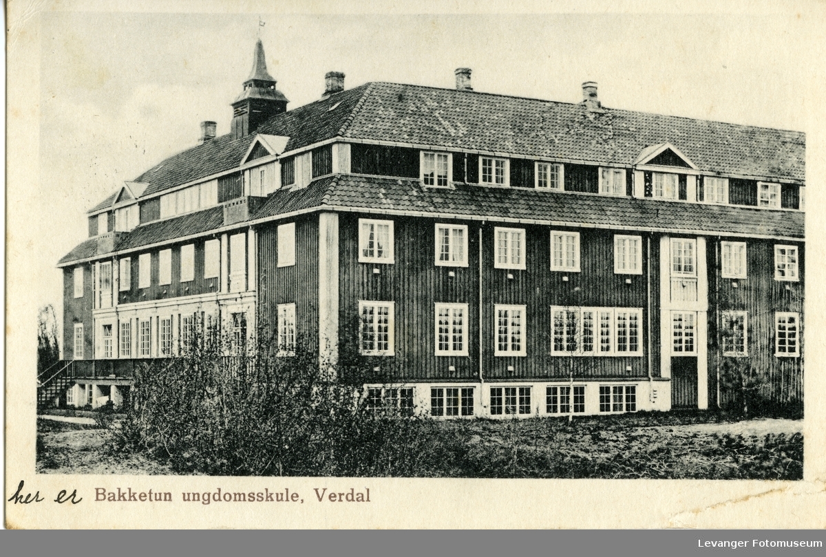 Postkort, med motov fra Bakketun ungdomskole på Verdal.