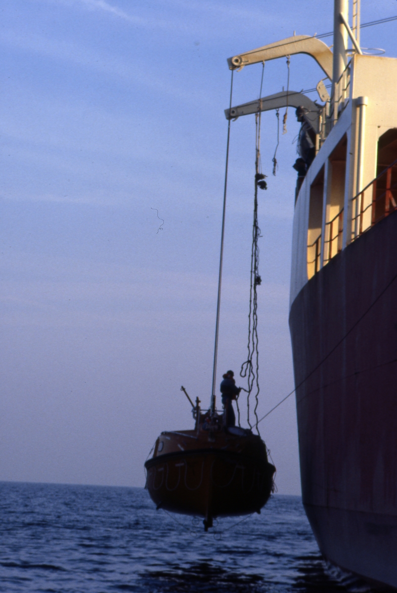 T/T ‘Wind Eagle’ (b. 1977, Kockums Varv, Malmø, Sverige). - Øvelse med overbygd livbåt.
