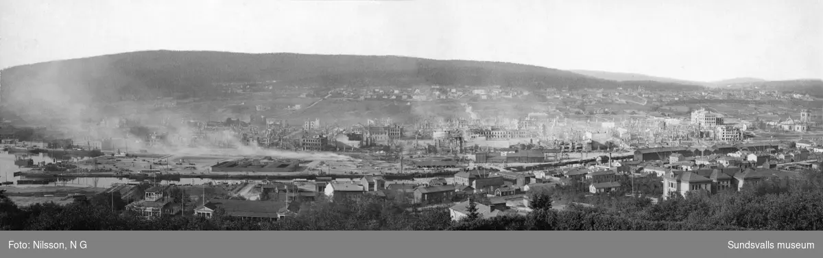 Panoramabild över stadsbranden 1888. Tre dagar efter den katastrofala branden ryker det fortfarande. Panoramat består av två ihopmonterade vyer.