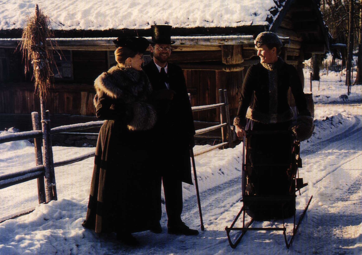 Arrangement på Norsk Folkemuseum.
Ansatte i kostymer i forbindelse med
Skøytedagen  i 1995.