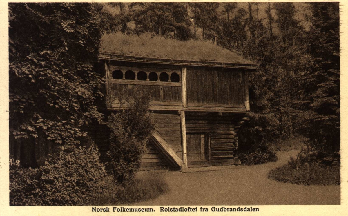 Postkort. Norsk Folkemuseum. Rolstadloftet fra Gudbrandsdalen.