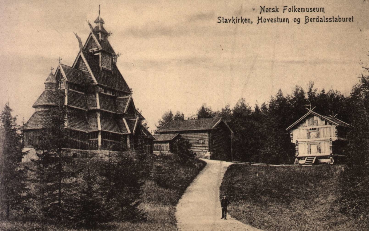 Postkort. Norsk Folkemuseum. Gol Stavkirke, Hovestua, Berdalsloftet