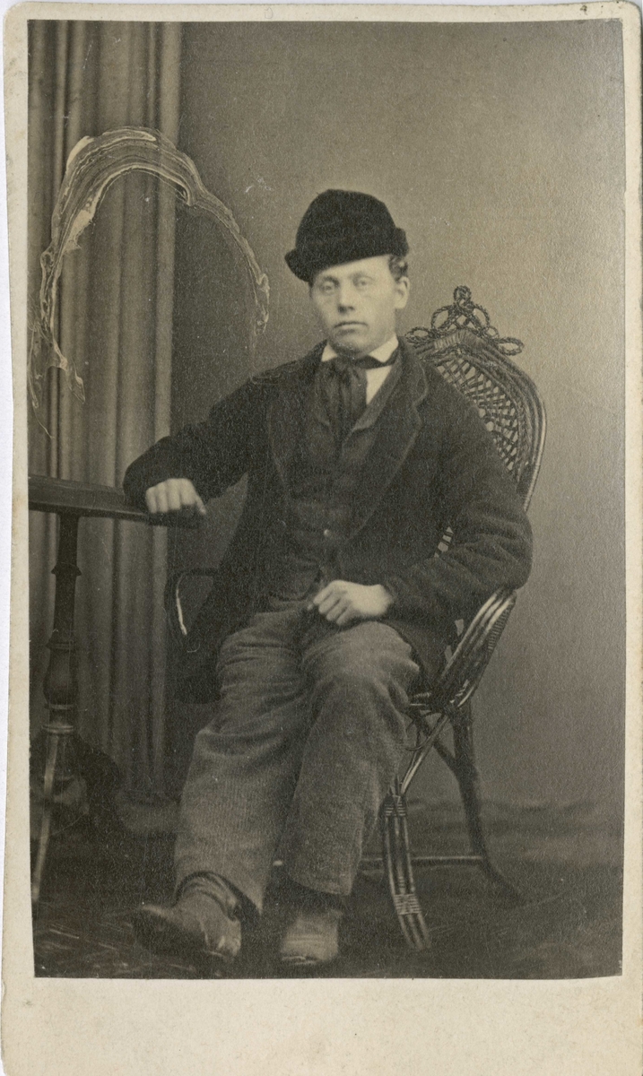 Fangeportrett. Nils Nilsen Østenengen, Modum, arrestert i 1868, innsatt i distriktsfengslet i Hokksund for lotteri og ulovlig brennevinssalg.