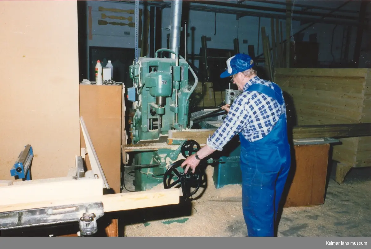 Ösjöfors Handpappersbruk

Illustrationer till restaureringsverksamheten sommaren 1988.

Tillverkning av ramar till restaureringsverksamheten sommaren 1988.

Tillverkning av ramar till vattenränna.