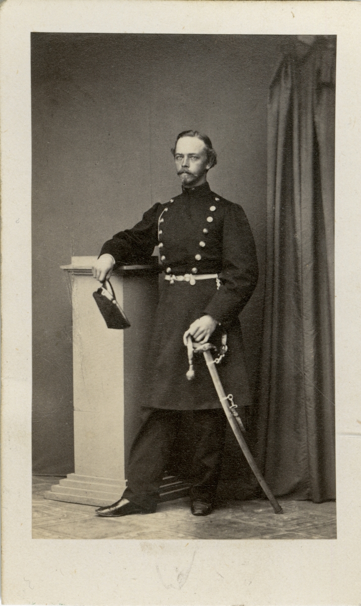 Porträtt av Anton Engelbrecht Ström, underlöjtnant vid Dalregementet I 13.
Se även AMA.0008574.