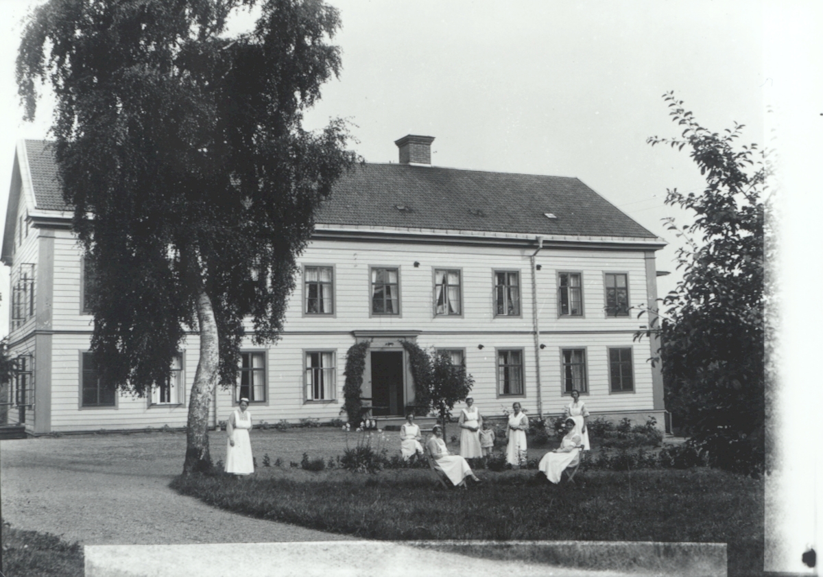 Sjukvårdpersonalen framför Sjukhemmet som låg mittemot Hjorted kyrka 1917.