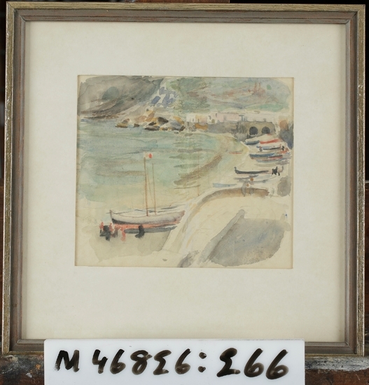 Akvarell (akvarell och penna) på papper.
I förgrunden en pir, hamn med segelbåt, strand med uppdragna båtar, 
i bakgrunden hus mot en bergsplatå.
