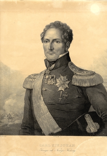Litografi.
Porträtt av Carl XIV Johan (1763-1844).
Kungen i generalsuniform med ordnar. Under armen en bicorn.