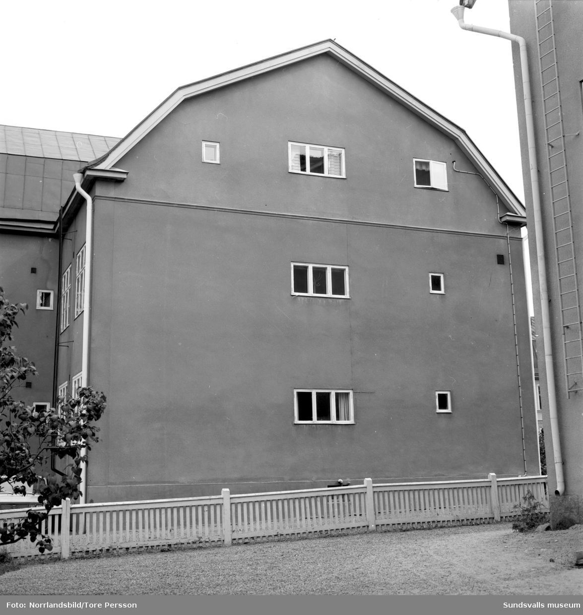 Bilder av fasaddetaljer på fastigheten vid Östra Långgatan 10 samt en bild på fastighetens gårdshus. På en av bilderna vid ingången syns en skylt med texten: Balettskola. Det var här Ingalisa Erikssons balettskola höll till från mitten av 1950-talet.