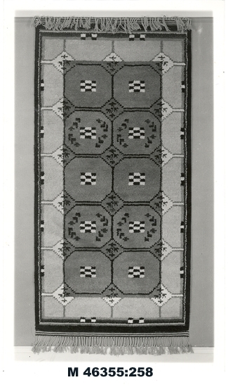 Svartvitt foto av matta.
Flossamatta med geometriskt mönster.

Inskrivet i huvudbok 1983.
Montering/Ram: Ej ramad