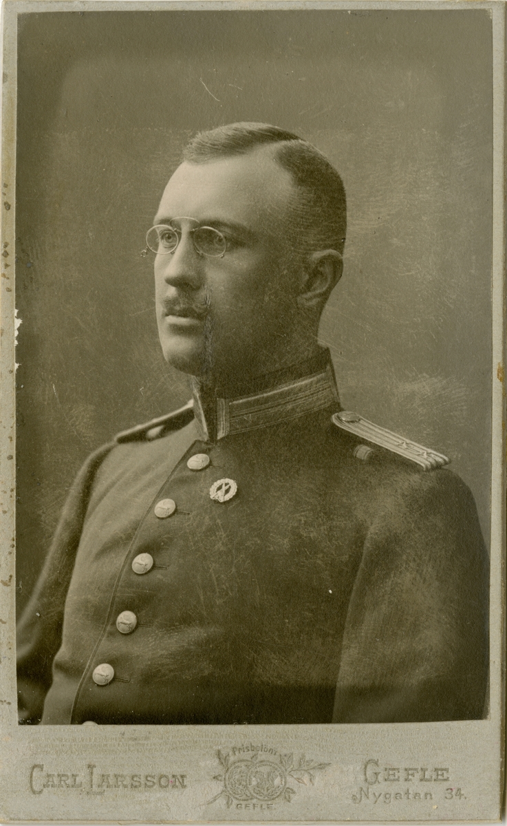 Porträtt av Carl David Pontus Oscar Silfverstolpe, löjtnant vid Hälsinge regemente I 14.