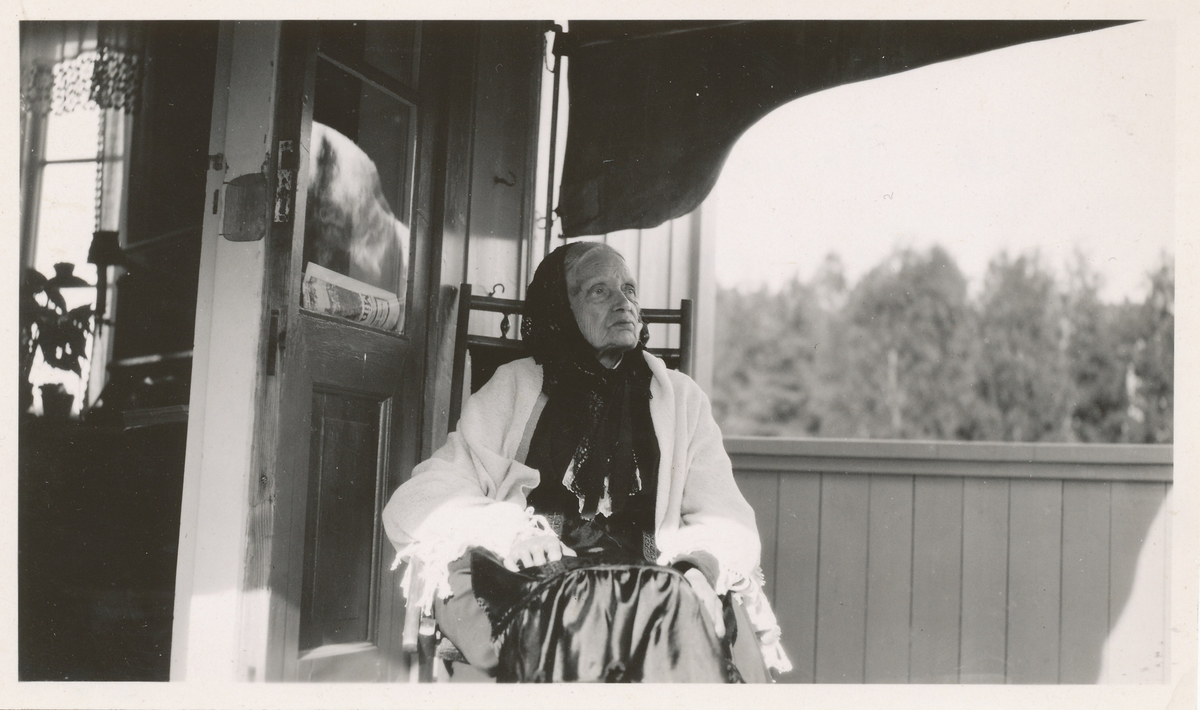 Karen Bjølstad 91 år, sitter på veranda.