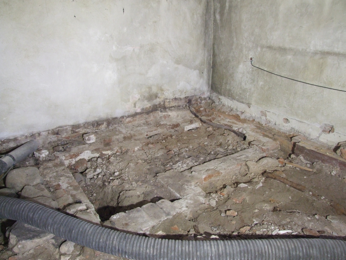 Arkeologisk schaktningsövervakning, A35 källare i sakristian, Danmarks kyrka, Danmarks socken, Uppland 2014