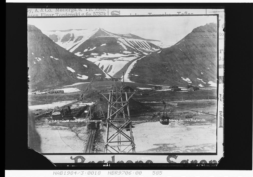 Bebyggelse, kabeltårn med linbanen til Sveagruven. Svagruven lå rett fram inne i dalen,