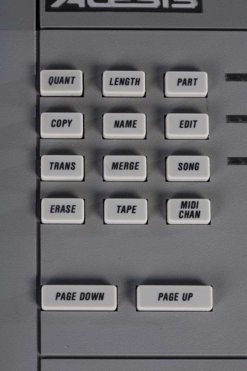 Sequenceren er implementert i en elektronisk innretning (hardware) og benytter MIDI. Sequenceren brukes til å gjøre opptak, redigere eller legge inn toner ("songs") og rytmemønstre manuelt. Den har 100 innebygde av hver. Sequenceren kan avspille åtte spor simultant, som en åttespors båndopptaker. Hvert spor kan igjen lagre 16 kanaler med MIDI-informasjon. Sequenceren har inngang for integrasjon med eksterne MIDI-baserte instrumenter.
