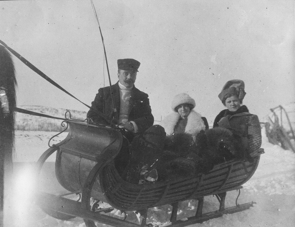 Ragnhild Gundersen (t.h) og ukjent kvinne sitter bak i sleden. Fra sledetur i Kirkenesområdet, 1912.