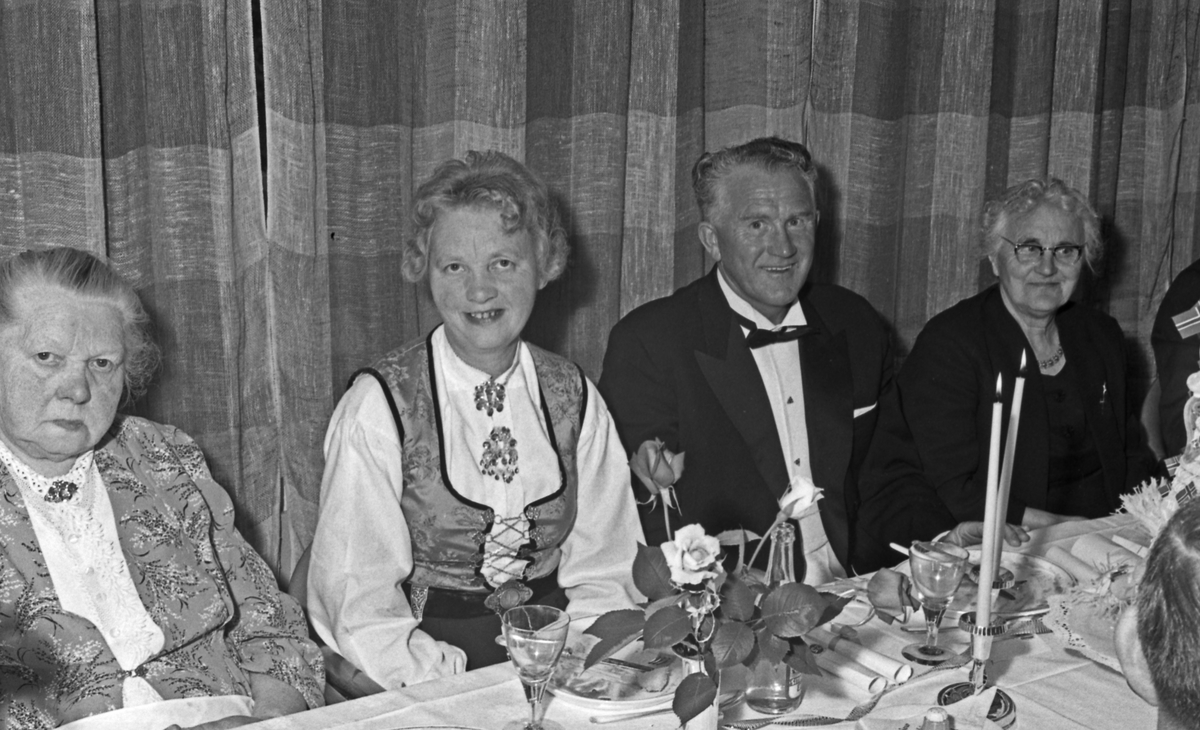 Portrett - selskap, festdeltagere samlet rundt bordet - bestiller Thor Grønhaug