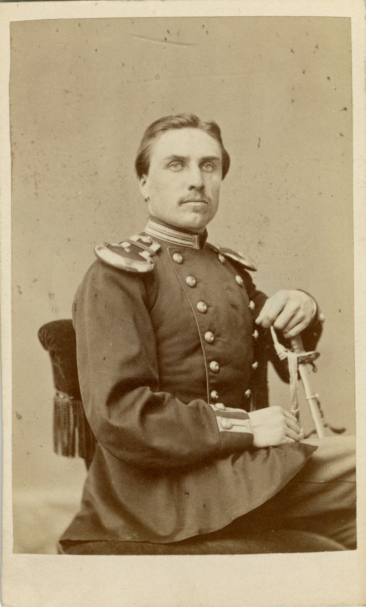Porträtt av Carl Thor Thorell, löjtnant vid Kronobergs regemente I 11.

Se även bild AMA.0002410.