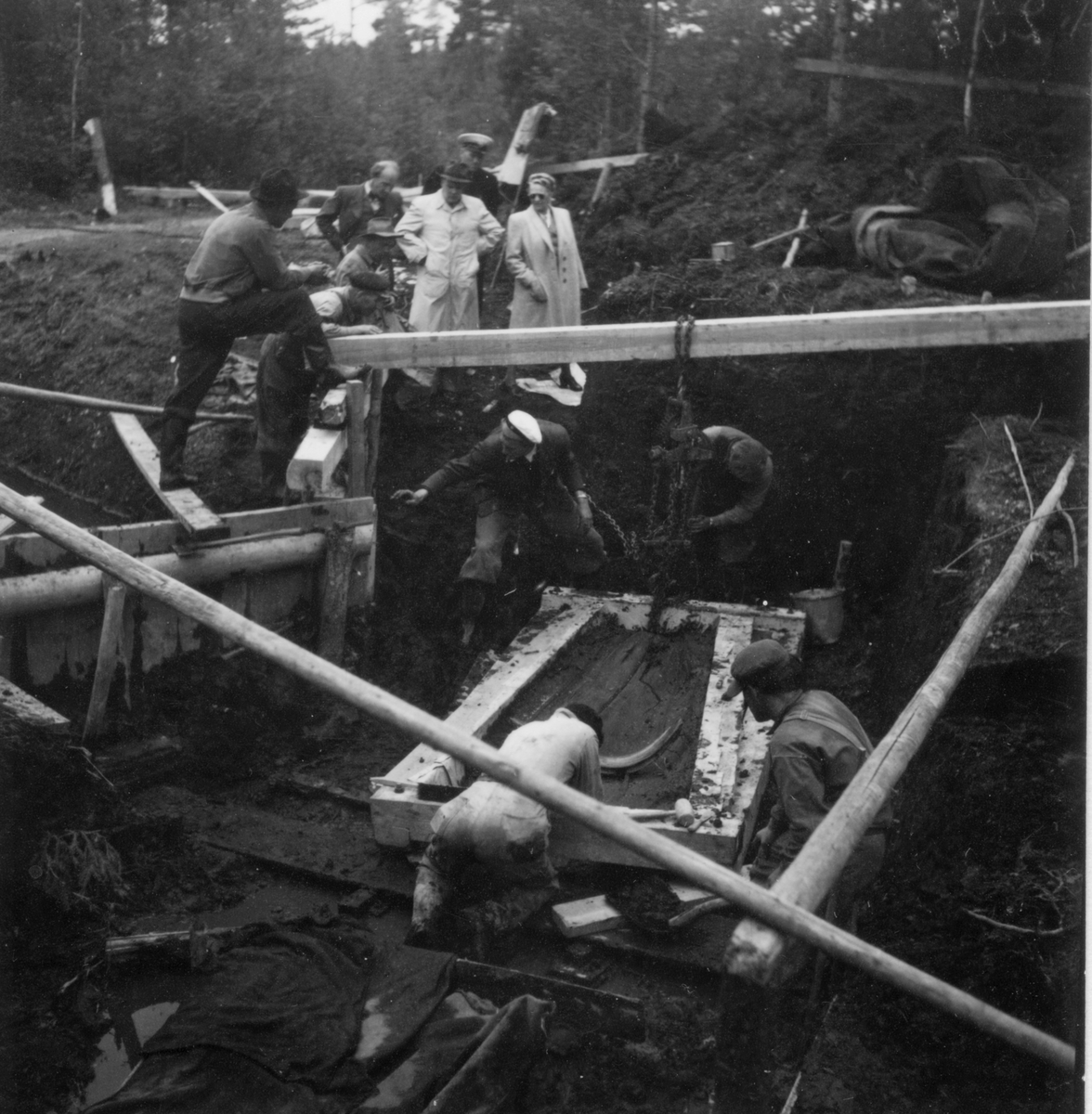 Från utgrävningarna av Björkebåten.
Arbeterna påbörjades 11 maj 1948.