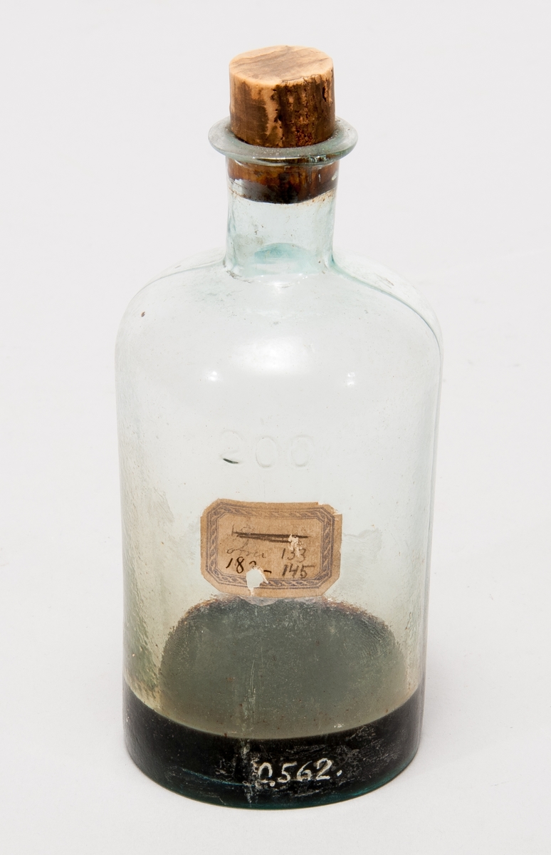 Prov på produkt ur finkelolja, i  flaska av glas märkt "200", med etikett: "133, 183-145"