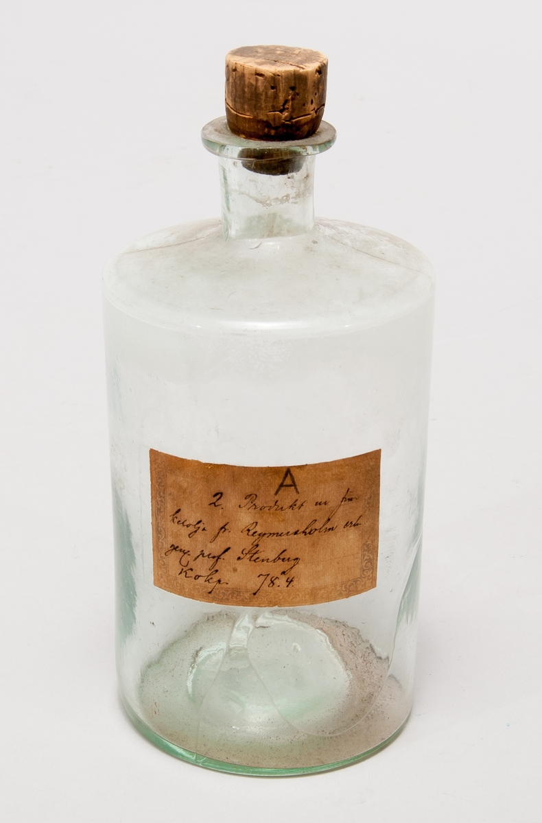 Prov på produkt ur finkelolja, i  flaska av glas med etikett: "A. 2. Produkt ur finkelolja fr Reymersholm erh gen prof Stenberg. Kokp 78,4."