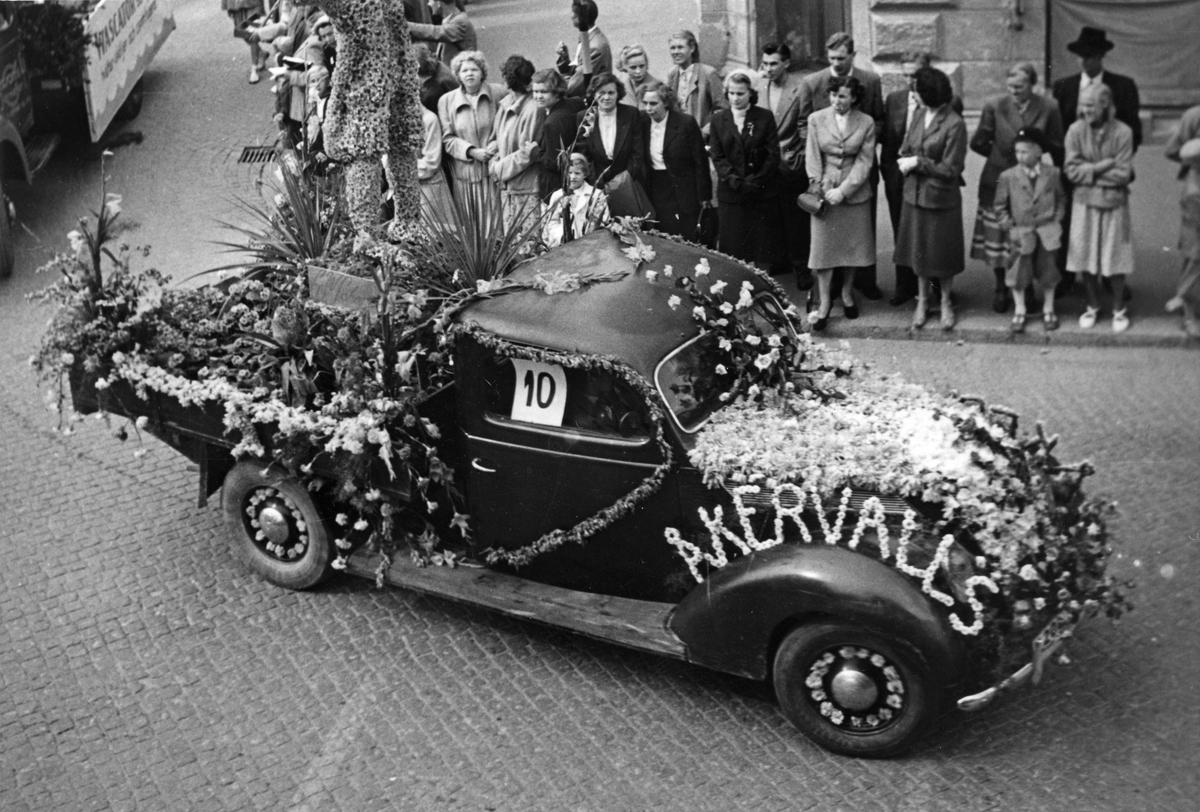 Barnens Dag 1952. Åkervalls hade som alltid en blomstersmyckad bil med i tåget.