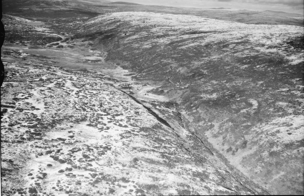 Saltbelgdalen fra sørvest, Øyer, 1948, fjell, fjellandskap, vann, elv, snø (?)