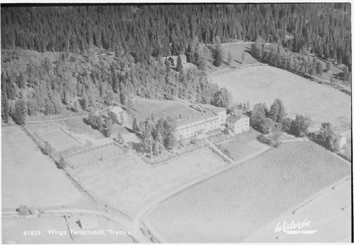 Winge Turisthotell, 28.08.1953, Tretten, Øyer, stor, hvit bygning, tennisbaner til venstre, hage og jordbruksareal i forkant. Grunnlag for postkort.