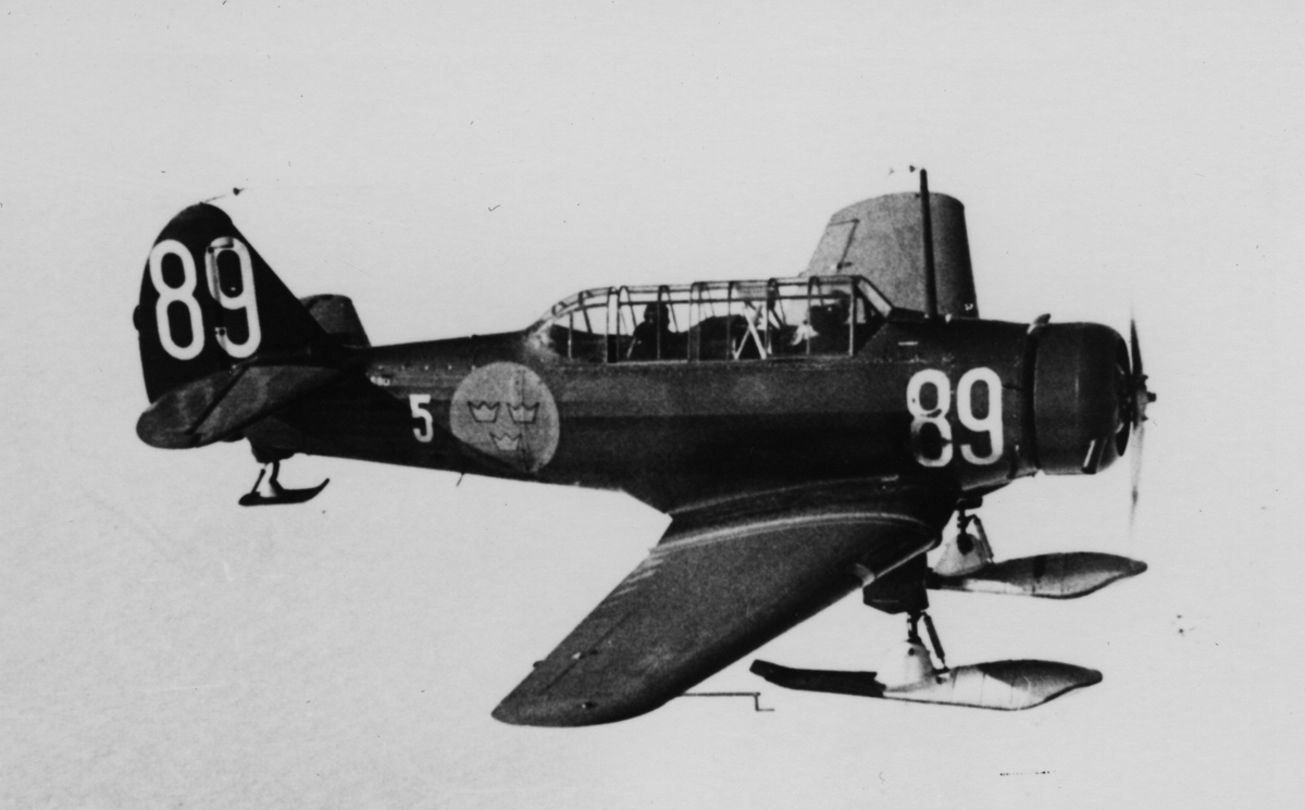 Flygplan SK 14 nummer 89 med skidor, tillhörande F 5 Krigsflygskolan i luften.