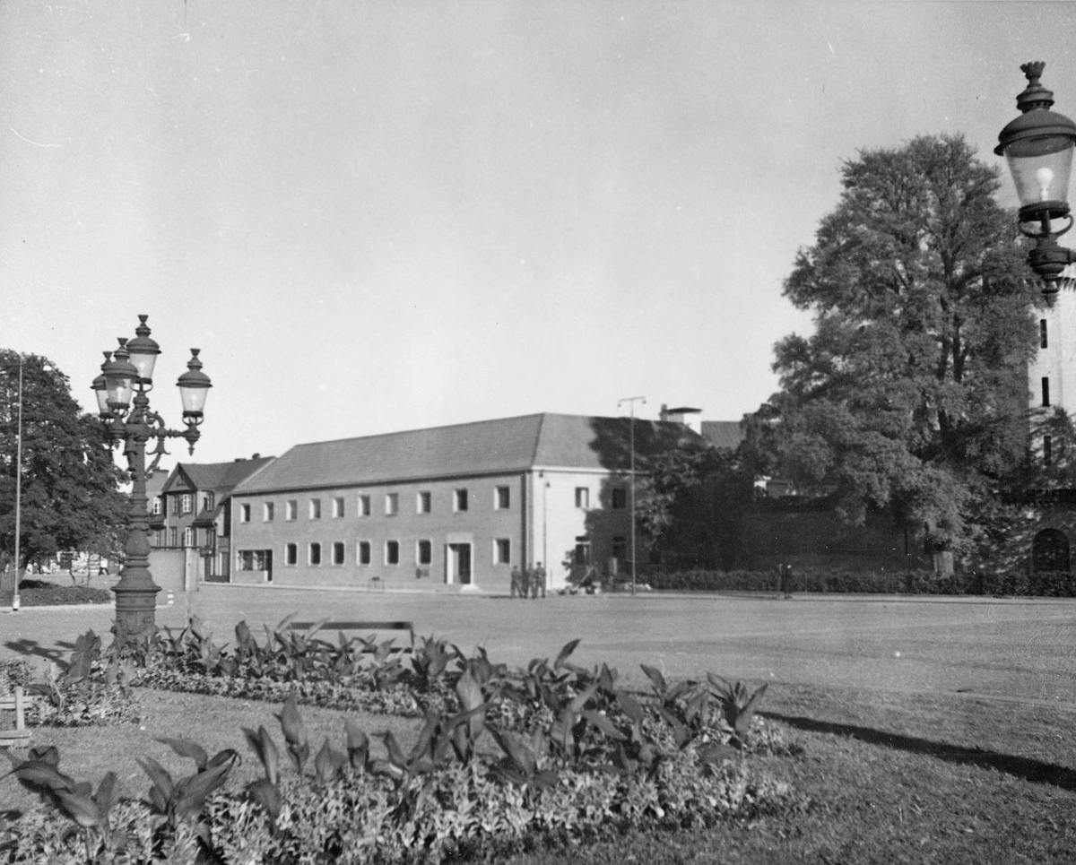 Karlskrona, postkontor.  Färdigbyggt sommaren 1944.  Konstverket "Noaks ark" har senare satts upp ovanför dörren t.h.