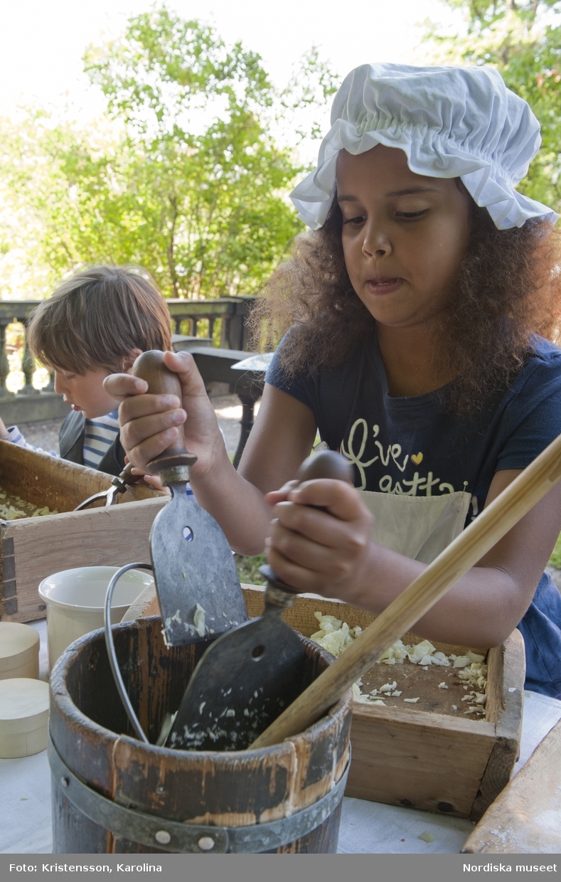 Svindersviksdagen 2011, Barnaktiviteter,
Rikard och Eppsy provar på att laga mat, surkål och smör