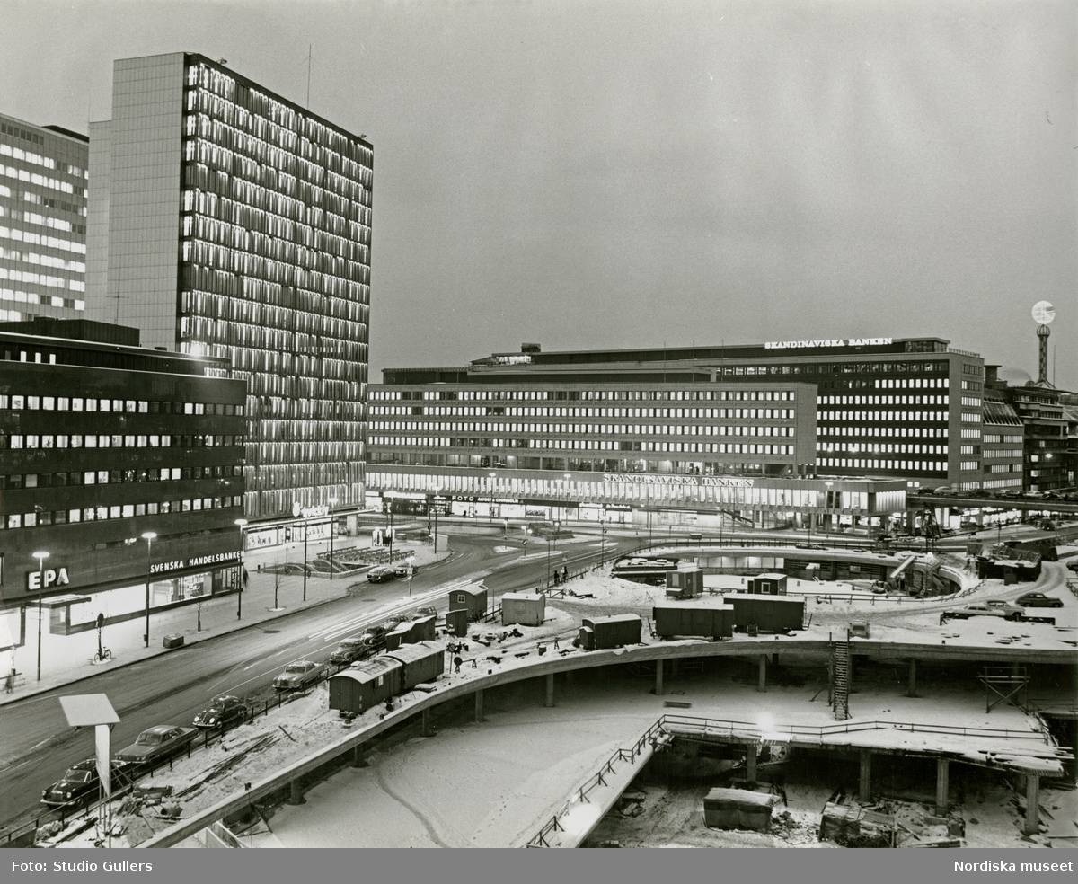 Stockholm. Vy över byggandet av Sergels torg med Hörotgsskraporna till vänster och Skandinaviska bankens kontor i bakgrunden.