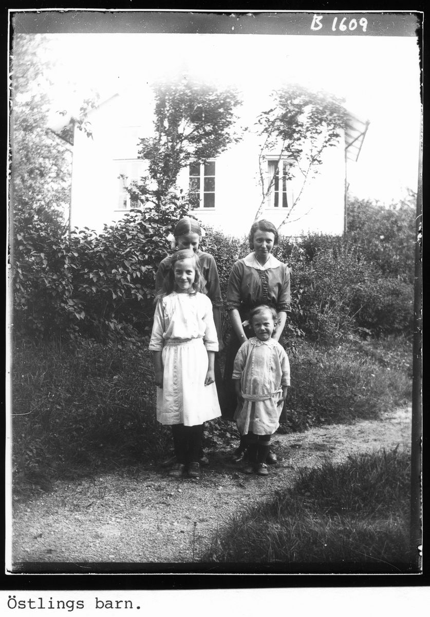 Östlings barn, Gudrun, Valborg, Karin och Liss-Anna.