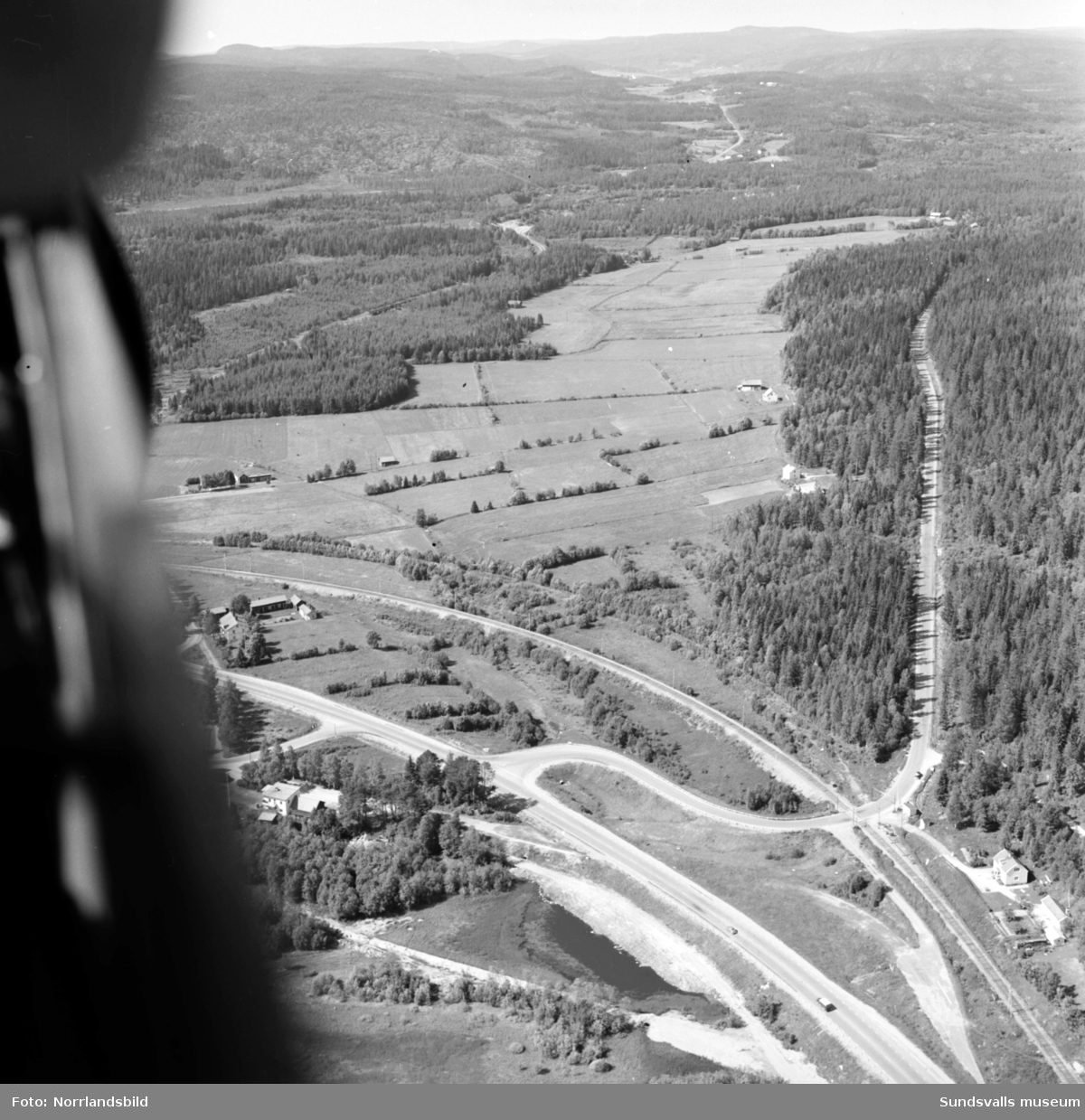Flygfoton över Stavreviken och nedre delen av Ljustorpsån med omnejd.