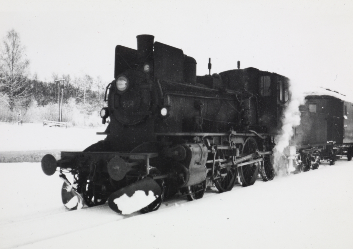 Damplokomotiv type 27a nr. 234 med godstog på Solørbanen.