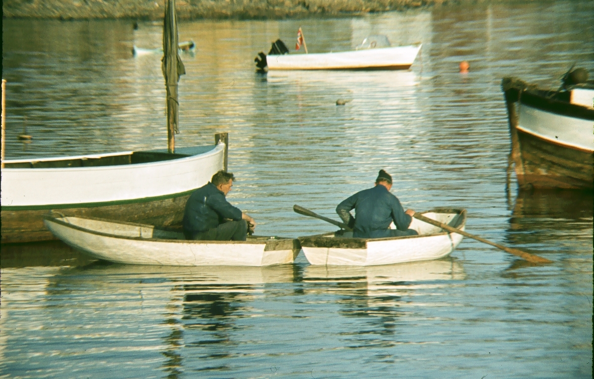 Fiskere fra Kasfjord i hver sin robåt.