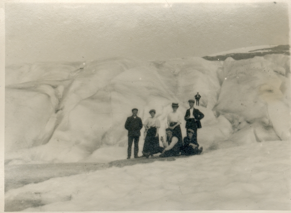 Gruppe utendørs. Menn og kvinner står på isbreen Svartisen.