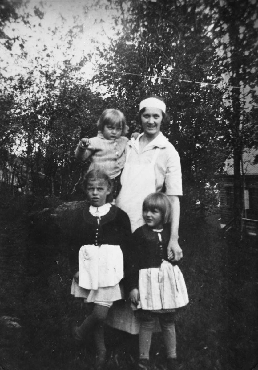 Tordis Brox, f.Jakobsen fra Gjøvika i Tranøy, sammen med dr.Hoyers barn. Bildet tatt i Langhamn i 1935.