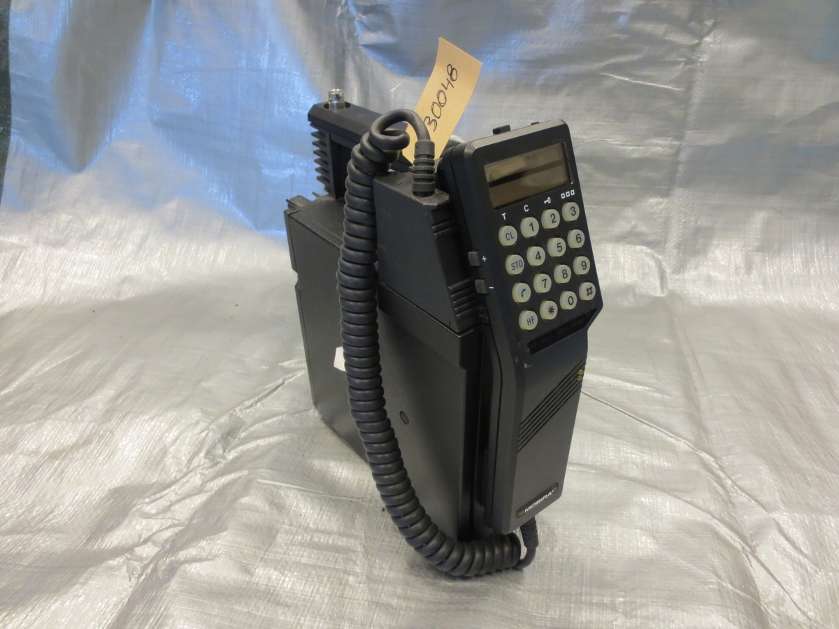 Bärbar telefon av tidig modell i svart plast, tillverkad av Nokia