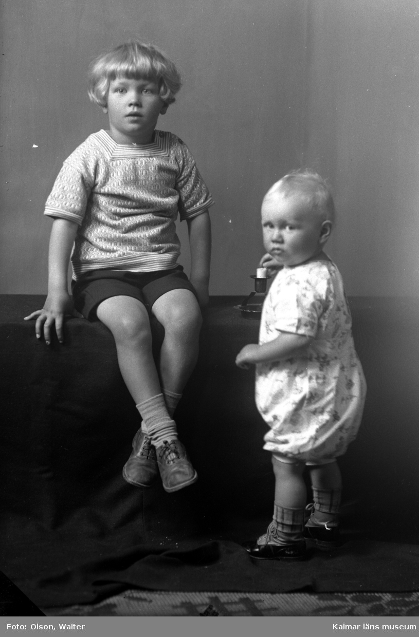 Bild på två barn. Enligt Walter Olsons journal är bilden beställd av fru A Hammerth ifrån Valdshult i Öderyd.